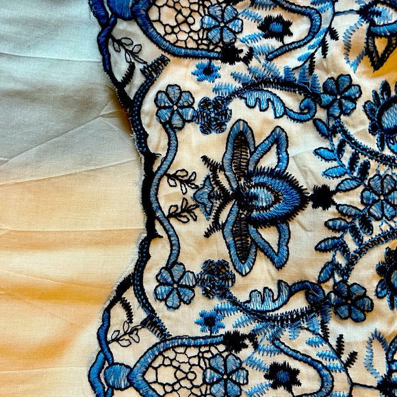 Parker off the shoulder blouse. XS. Flower embroidery - Picture 8 of 9